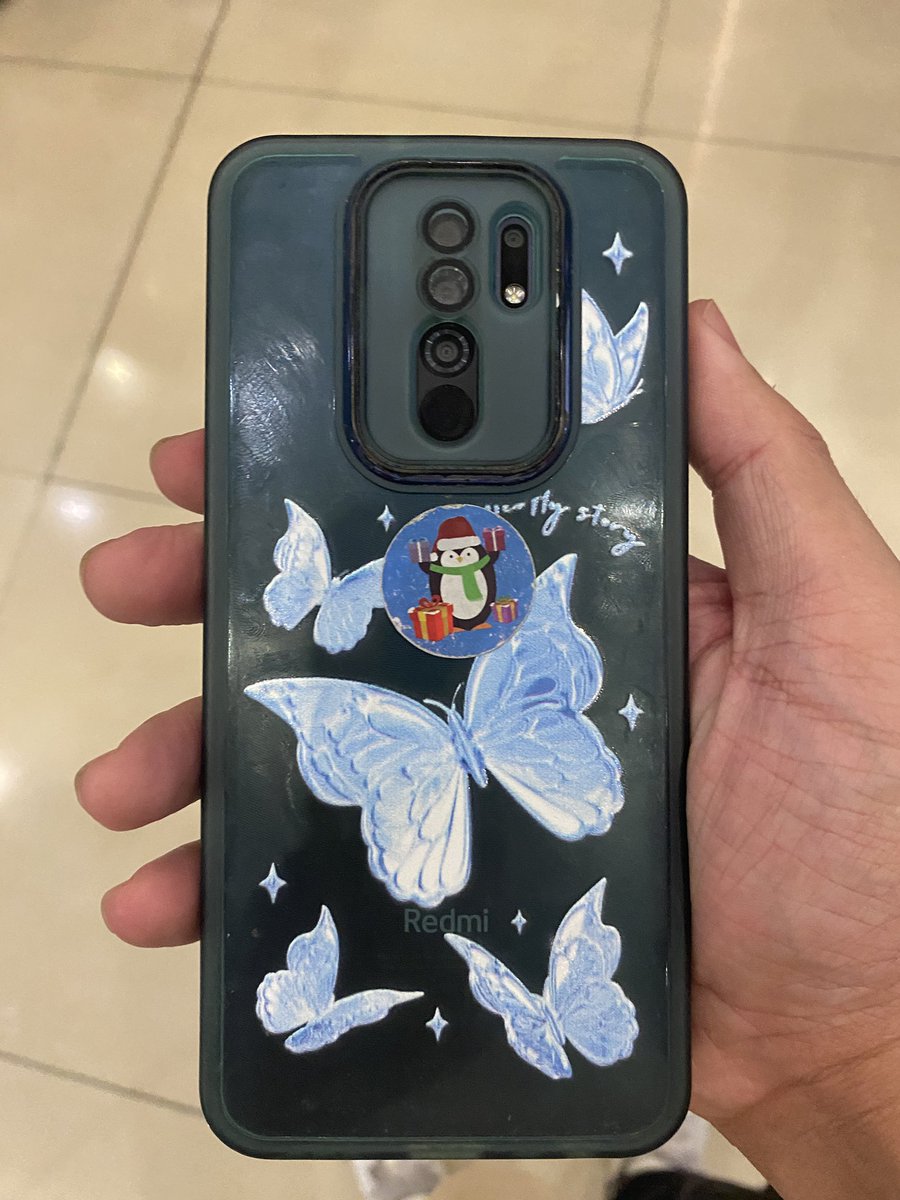Kuivrr's tweet photo. Hey if anyone at #Cosmania2025 #cosmania left / forgot their phone at art booth FD1, I left it at the lost and found! Hopefully you get it back! https://t.co/gEFjv5JTah