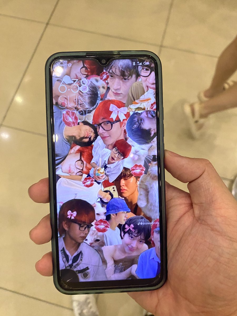 Kuivrr's tweet photo. Hey if anyone at #Cosmania2025 #cosmania left / forgot their phone at art booth FD1, I left it at the lost and found! Hopefully you get it back! https://t.co/gEFjv5JTah
