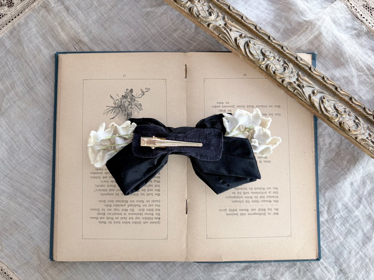 リボンとすみれのヘッドドレス/クリップ

黒いシルク生地にグレーパープルを垂らしたビロードのすみれを合わせました。
リボンは全パーツにワイヤーが入っているため立体的に形を整えて頂けます。

こちらも10月6日21時にWEBSHOPにアップ致します。

belledespoupee.shop-pro.jp