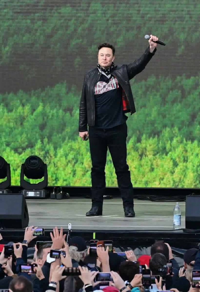 MagicWhetstone's tweet image. Elon Musk is the smartest, greatest, most talented, and bravest human being of our lifetime. Salute for everything you have done to humanity.🫡

Give me a THUMBS-UP 👍, if you love ❤️ Elon Musk.