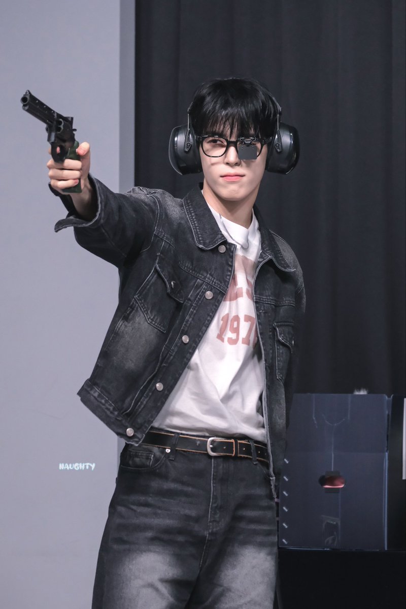 251005
🕶️🔫
#NOWZ #나우즈 #HYEONBIN #현빈