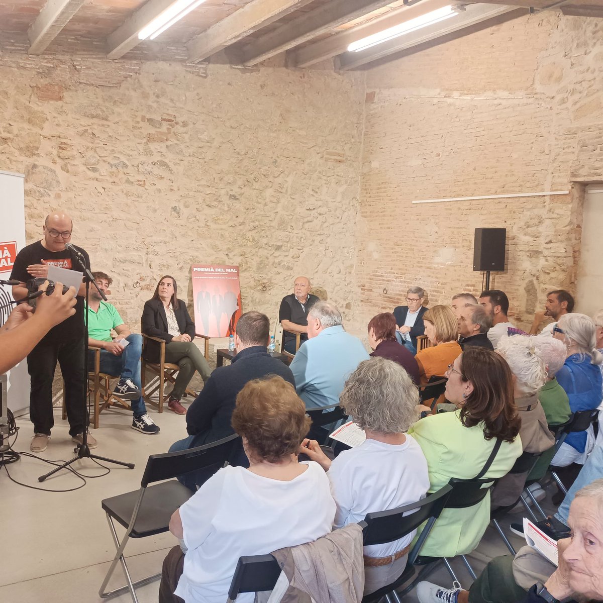 PremiadelMal's tweet photo. Ara mateix a Premià del Mal Jordi Dausà, Guillem Homet i @punsix participen de la taula rodona ‘Una societat malalta’. Modera: Joan Catà. https://t.co/WlfIs9XYjk