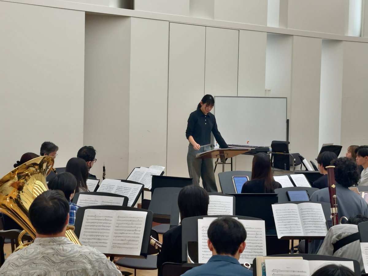 tcm_BandAcademy's tweet image. #東京音楽大学 #吹奏楽アカデミー
今週の #バンドディレクション は、前回に引き続き4年生が順番に前へ立ち、合奏をまとめる実習でした。
全体の流れを止めて注意を伝えたり、もう一度区切って合わせたりと、場面ごとに工夫が見られました。