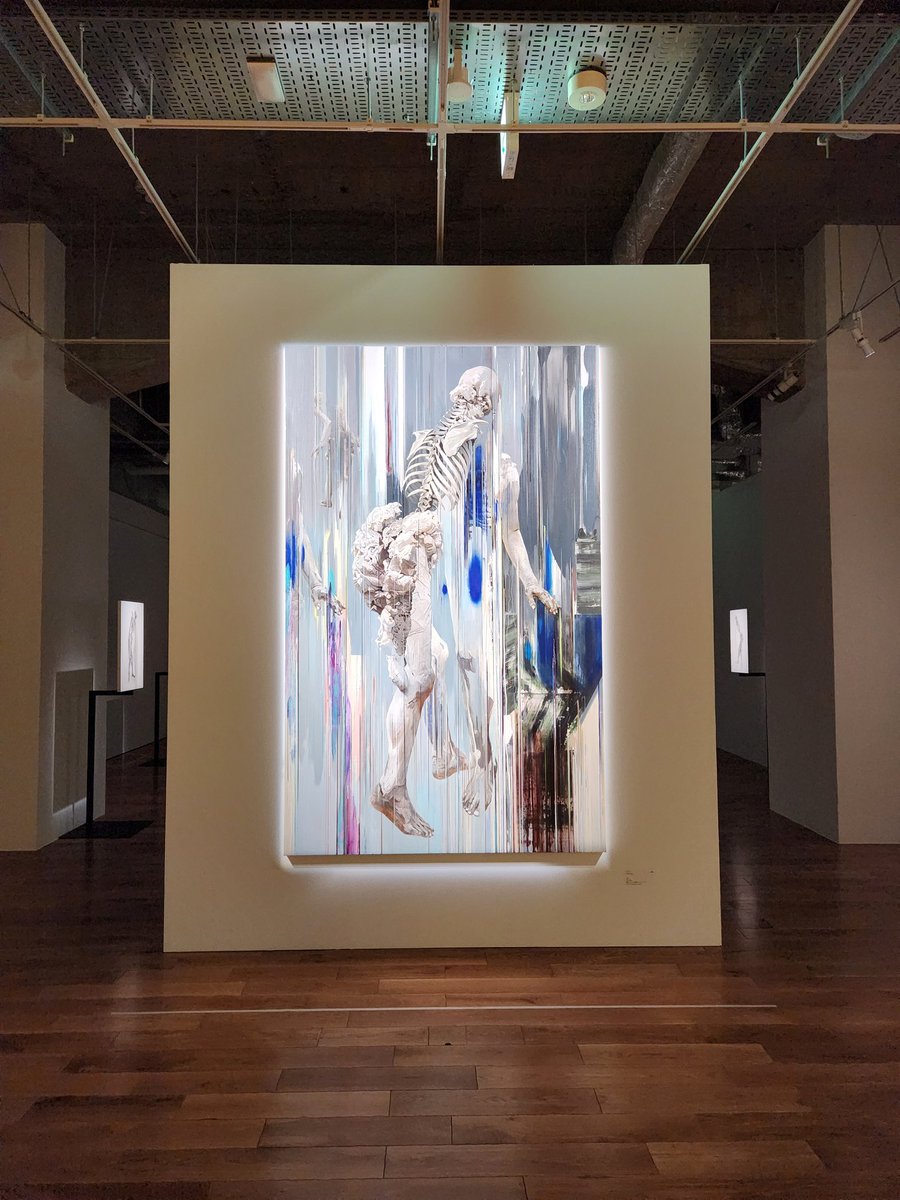 oyuikake2435's tweet photo. ３年ぶりの諏訪敦さんの個展『きみはうつくしい』を見に天王洲まで。
普段意識しないけど、自分の中にも確かに血も肉も骨も意識もあるのを改めて俯瞰したし、時間と共になくなる物もあれば、自らの手で作り直せる物もきっとあるのだろうと希望を持てる『汀にて』という作品でした。また見に行きたい。 https://t.co/aNjoYWnyCo