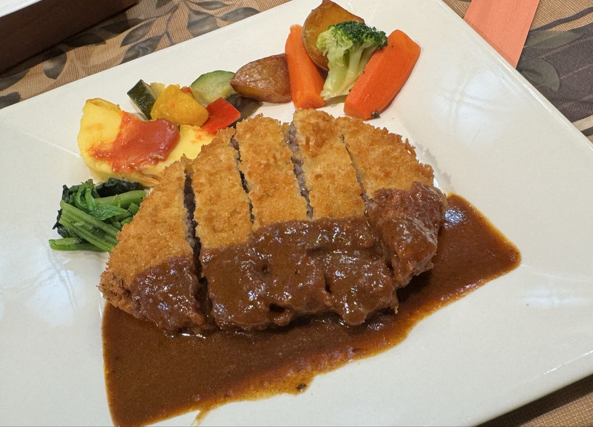 pakikisama2's tweet image. 昨日食べたお肉屋さんのビフカツ定食美味しかったです😋