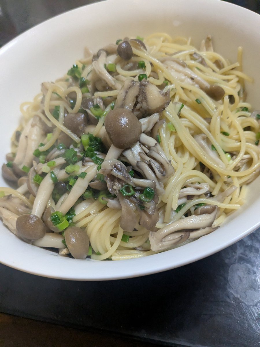 死ぬほど眠いから、寝ようと思ったが食材買ってしまったので、キノコパスタを食えないほど作る。寝るか…
