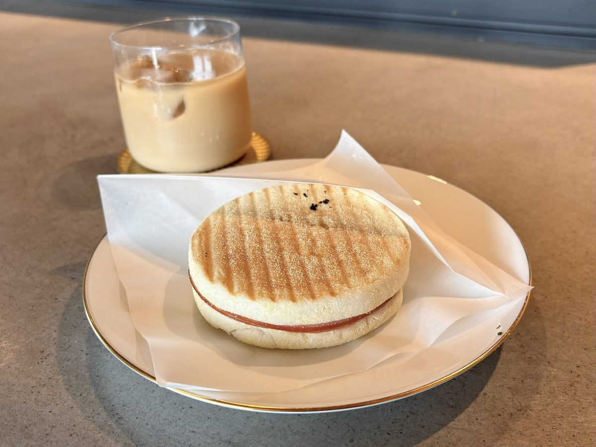 betsu________'s tweet photo. 直島新美術館の近くにある、「直島コーヒー」。美術館に行く前に朝ごはんを食べに訪れたけど、いずれのパンも歯応えがむちっとしていて満足感があった〜目の前が海なので眺めながらゆっくりと過ごせるのも良い https://t.co/mtAZStRkWK