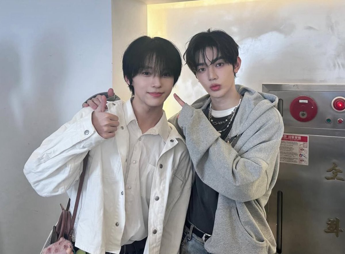 PengJinYuGlobal's tweet photo. [251005]
Jinyu spent an amazing night at ZEROBASEONE’s concert and met Zhang Hao! 💙

#펑진위 #彭锦煜 #PengJinYu
#보이즈2플래닛 #BOYS2PLANET2 https://t.co/Bs2Vsdfy7x