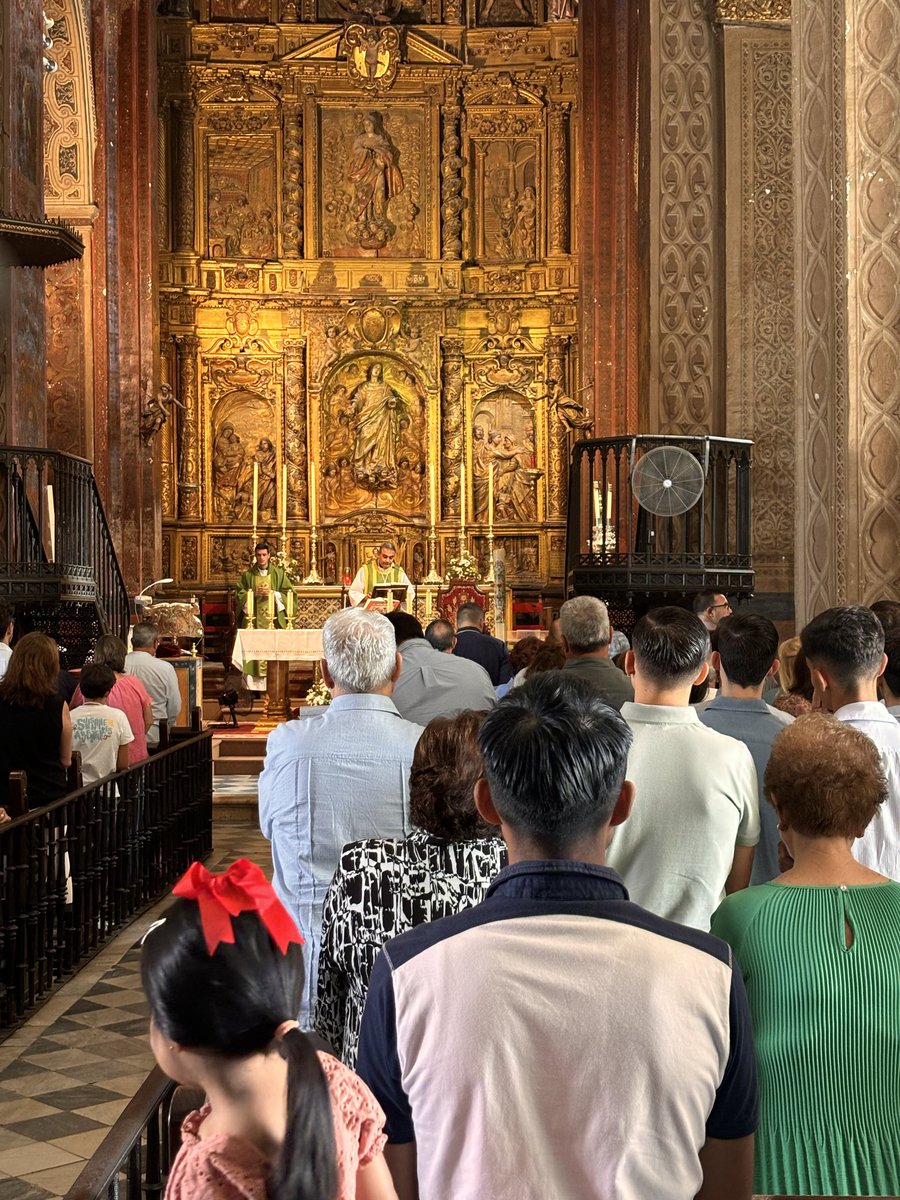 Aceituneros_jov's tweet photo. Hoy hemos celebrado la Misa de hermandad acompañados por los vecinos de la Barriada de la Paz y los integrantes del @ProyectoOberti . ¡Esperamos que pronto sea la Virgen la que devuelva la visita! https://t.co/LgViRDZtZH