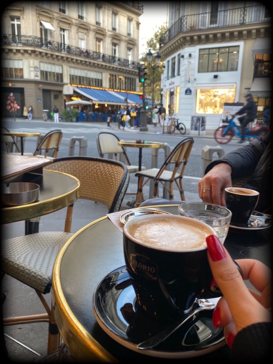 Saatin varlığını 
unutturan insanları sevin. . .  ❤︎