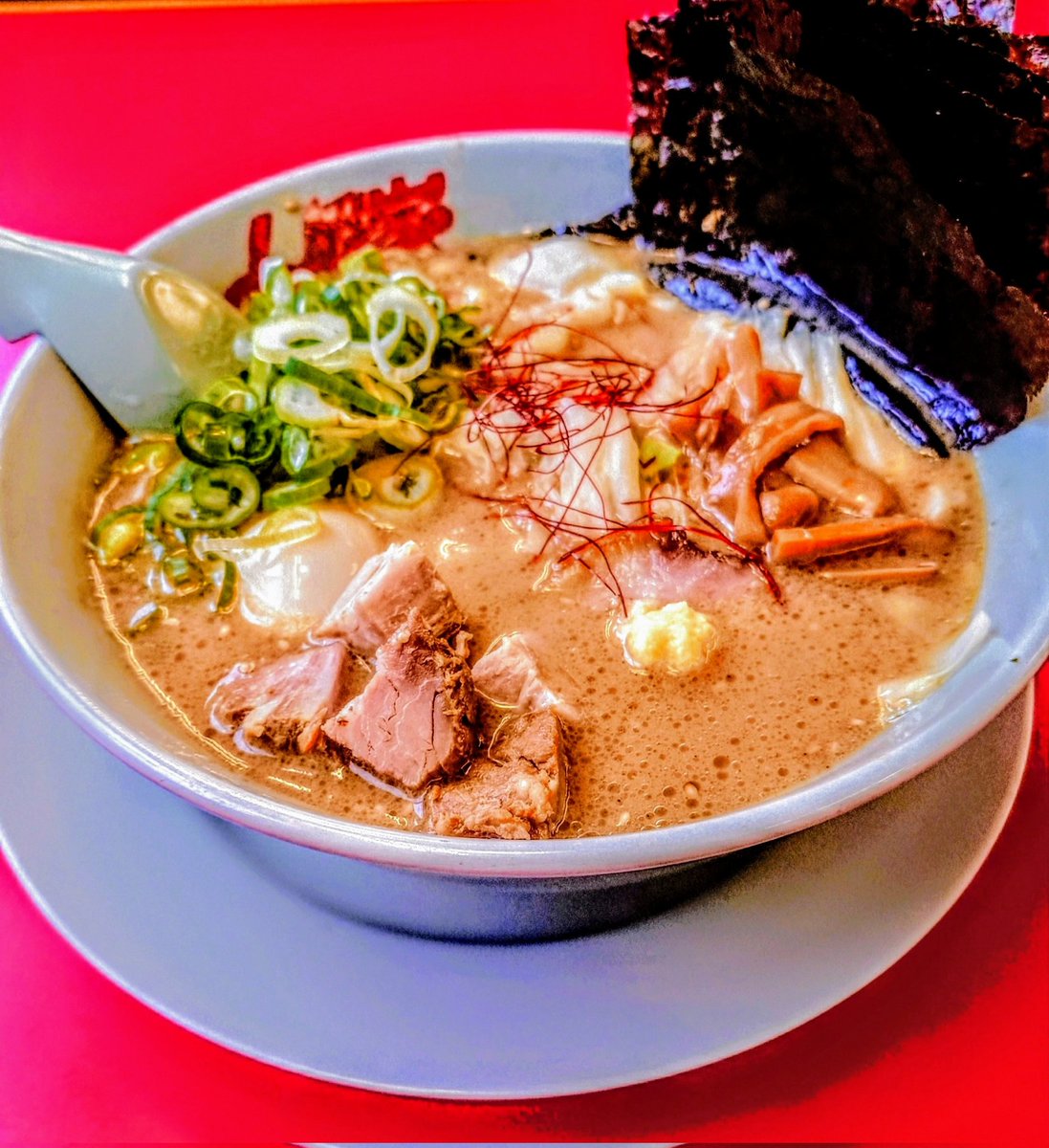 GAME55051137's tweet photo. ラーメン山岡家

濃厚白みそとんこつラーメン

トッピング
コロチャーシュー6個
味付玉子
薬味ネギ
海��5枚
#山岡家
#ラーメン https://t.co/o6MgLhUQXM