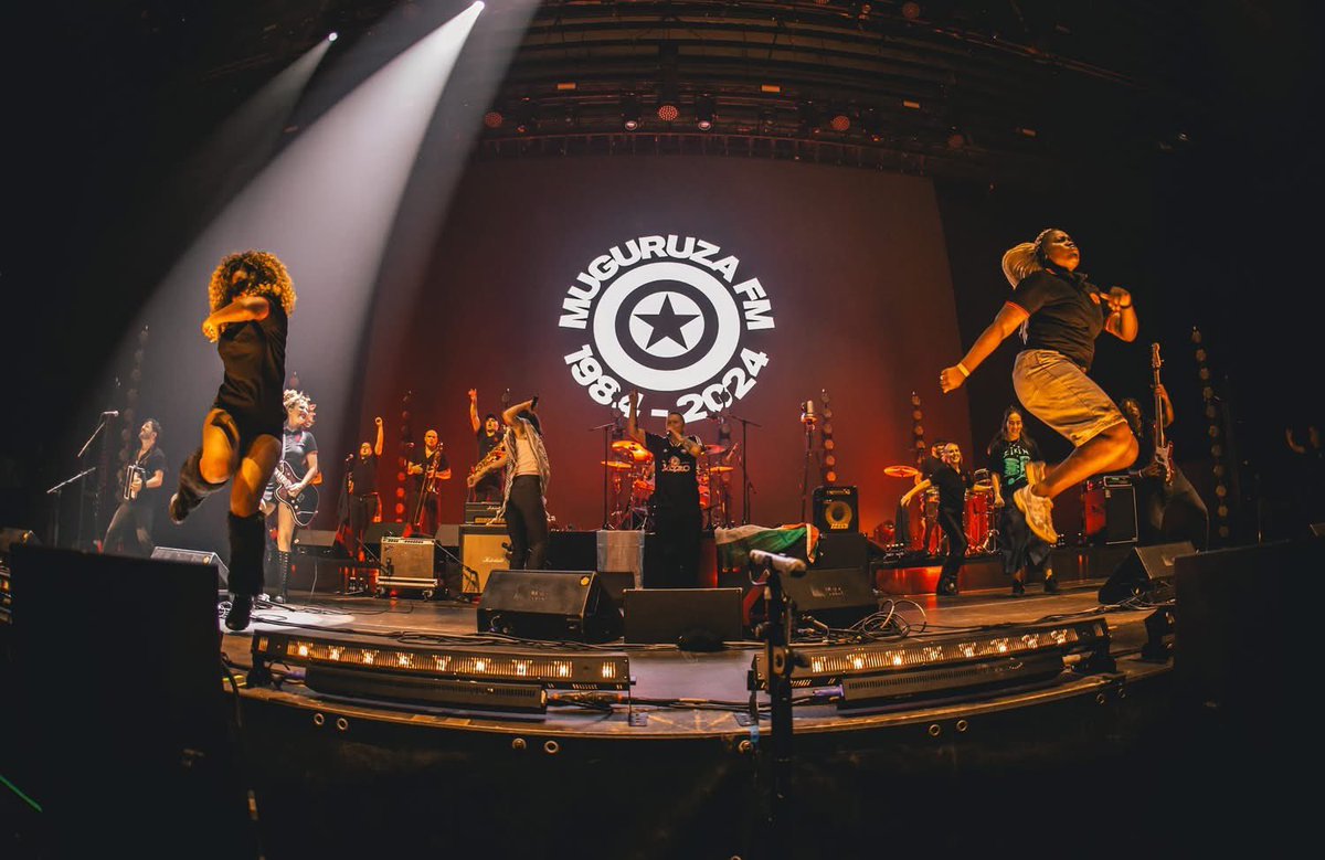 ESKERRIK ASKO...
Iruñea, Hiri Buruzagia, Euskal Herria, mundu bat bildu.
Eskerrik asko, bihotzez. 
Laster arte.
Argazkiak: Gaizka Peñafiel