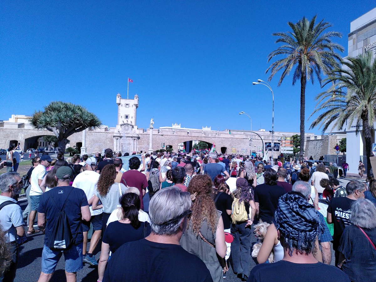 El pueblo de #Cádiz está el pueblo palestino. 
🕊️🇵🇸
Desde el río hasta el mar, Palestina vencerá.
#FreePalestine #FreePalestina #FreeGaza #PeaceForPalestine 
#Spain
