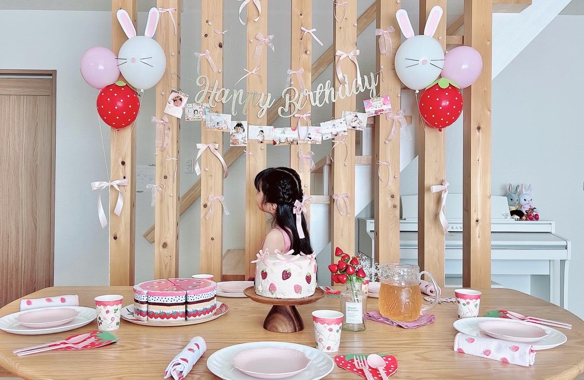 panpun529's tweet photo. 今日は、娘のお友達をお招きしてのお誕生日会でした🎂
ずーっと憧れてた｢娘のお誕生日会｣10年越しについに実現！！
好きな物いっぱい詰め込んでのパーティー🍓🎀🐰
娘はもちろん、お友達もみんな｢かわいい｣｢おいしい｣ってたくさん伝えてくれて嬉しかった♡♡ https://t.co/2mNi8tKVGF