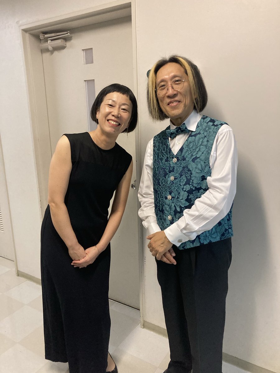 shocoy's tweet photo. 3日間の相棒たちとアキラさんと。
2日間のリハから最高に幸せな5日間でした。
まだ頭の中でアキラさんの音楽がぐるぐるしてます。
音符の意思をどこまでも汲み取って自然な演奏を作る。
これでいいやじゃだめなんだと心を新たにしました。
ありがとうございました。
#KGPOrchestra https://t.co/0LfDOLqoRG
