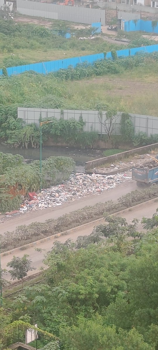 DnyaneshIndian's tweet photo. @thanecityonline   Garbage thrown on the road by Swiggy Warehouse on Dosti West County Road behind Lodha Amara. @Dev_Fadnavis @mieknathshinde @tmc https://t.co/9KkJiORUOb