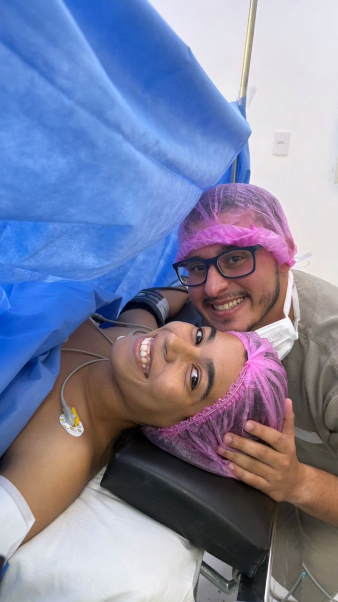 Oi gente, to sumida né? Mas vim só pra dizer que ontem foi um dos dias mais loucos e emocionantes da minha vida! E minha filha é muito apressadaaa