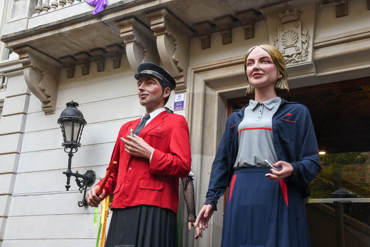 📰 #FGC ha presentat avui la Catenària, una geganta maquinista, a la Festa Major de Sarrià 🎉

📸 El president d'#FGC, <a href="/carlosruiztwitt/">Carles Ruiz Novella /❤️</a>, ha destacat que calen referents femenins en professions tradicionalment masculinitzades com la de maquinista

📲 govern.cat/salapremsa/not…