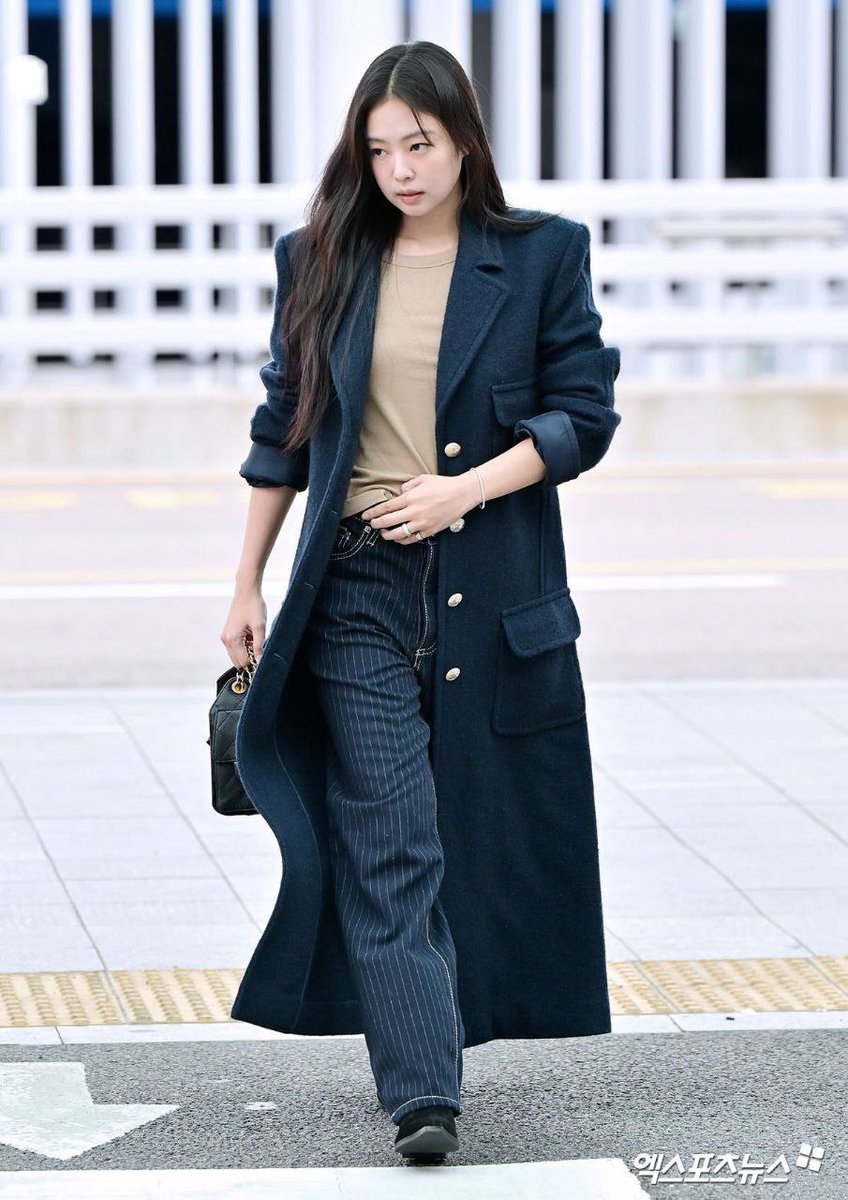AyaaZare's tweet photo. #JenniexChanelSS26
#Chanelss26 #PFW 
@CHANEL @jennierubyjane https://t.co/4NvHdatA0V