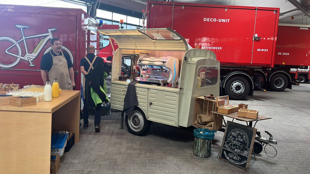 movingcoffee_nl's tweet photo. De week hebben we weer op verschillende plaatsen de koffie verzorgd.
Zo waren we bij de aftrap van de landelijke campagne #IkLaadAccuraat bij de brandweer in Apeldoorn .
En ook bij de open dan van #heijmansnieuwbouw in Rotterdam voor de woontoren aan de pPiekstraat.
#koffiebar https://t.co/LAovGlBgu5