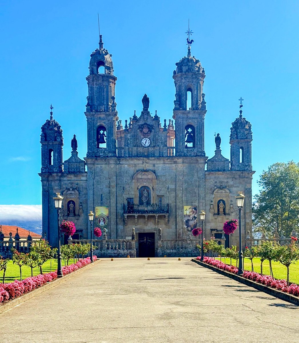 Aproveitando que estávamos perto, viemos ao Santuário de Nossa Senhora dos Milagres, em Baños de Molgas. 🧡