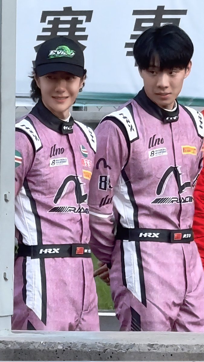 caramellee28's tweet photo. อี้ป๋อกับสีชมพูอะ
ไอ่เราก็นึกว่าจะดูซอฟดูใสขึ้น
พอฮีใส่แล้วหล่อดิบ หล่อออแกนิคเฉยเลย เริ่ดเกิ้นนนนนนนนนนนนน https://t.co/SpbFPBZRnB