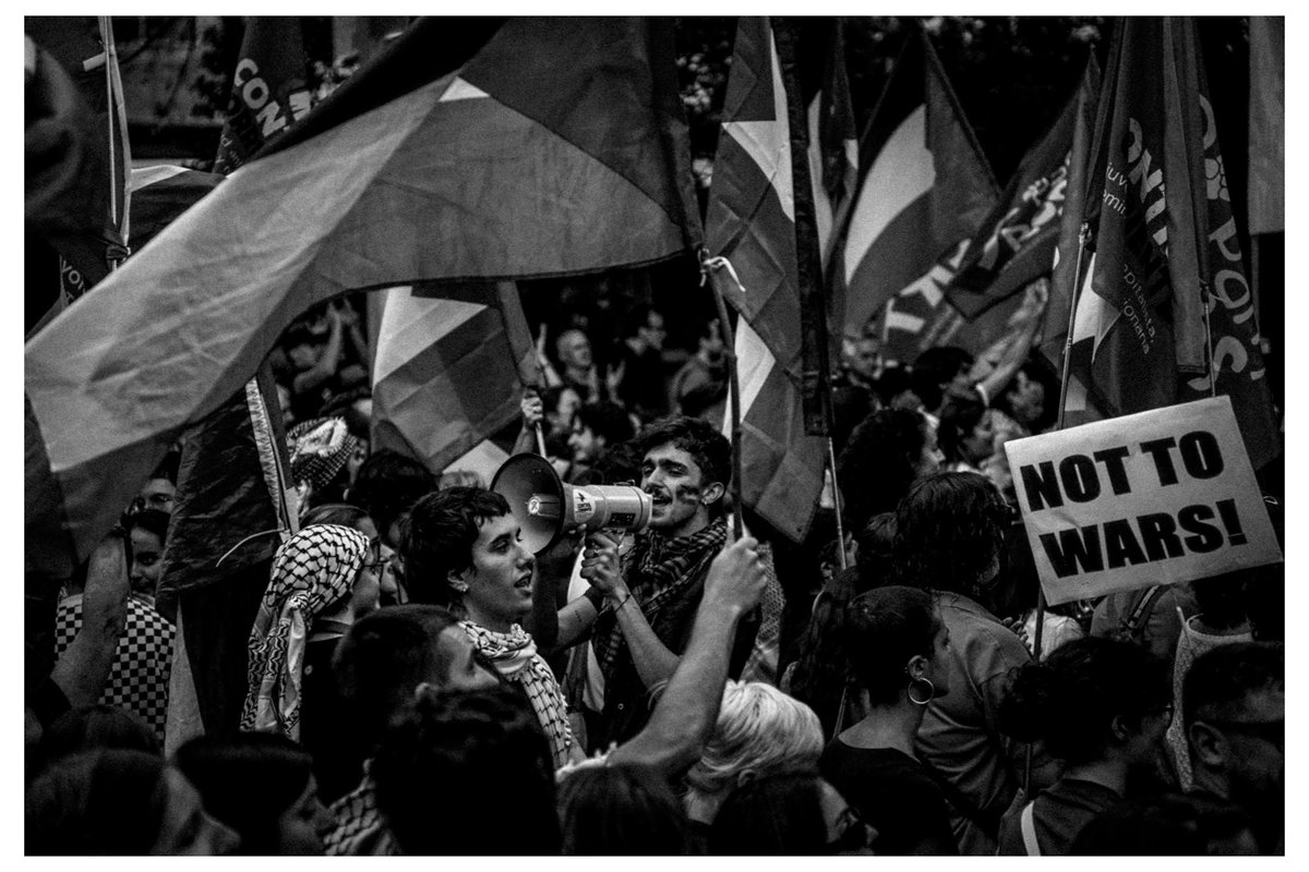 vctr_mag's tweet photo. Unas 100.000 personas se concentraron ayer en el centro de Madrid en coordinación con decenas de movilizaciones por toda la Península para exigir el fin de la guerra en Gaza y la liberación de los presos de la Global Sumud Flotilla.

©️Víctor Sanjuan https://t.co/ppSrGjoYqa