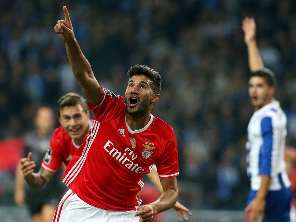 Honrai hoje os ases que honraram o teu passado.
Hoje é dia de escrever mais uma página da historia do "O Clássico", podemos já ser dados como derrotados, mas no Benfica não há impossíveis, confiamos em vocês rapazes.
VIVA AO INCOMPARÁVEL SPORT LISBOA E BENFICA❤️🦅