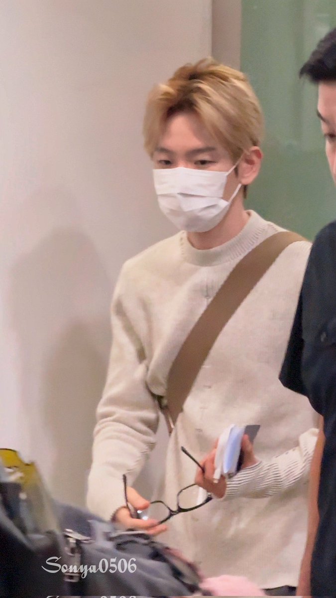 SyHyun0506's tweet photo. 251003 Hanoi Arrival
#백현 #BAEKHYUN #ベッキョン #边伯贤 #伯贤 @B_hundred_Hyun https://t.co/FOhdy0zFUo