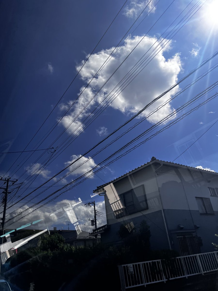 見上げたら、北海道の形に似た雲が出ていた。北海道へロケハンに行けということか？
（伴田良輔写真帖）