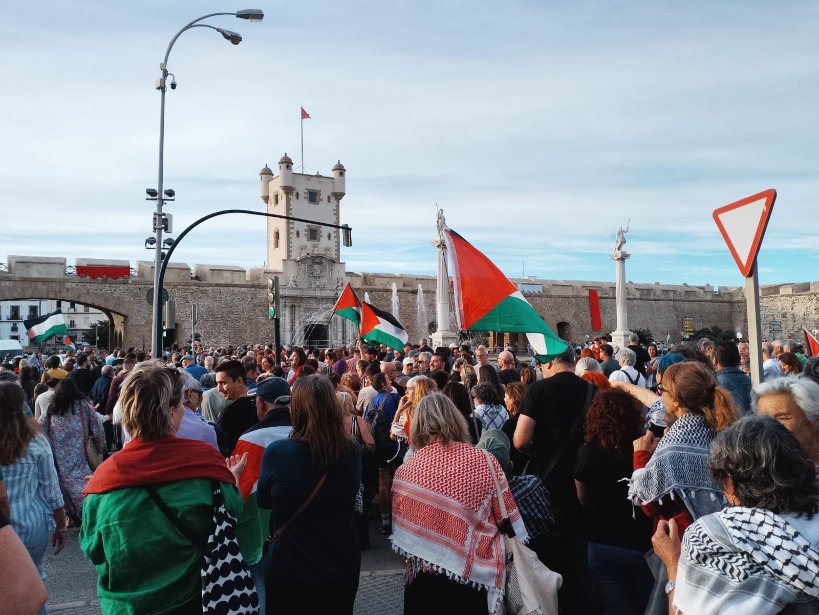 Cádiz
Manifestación en apoyo de Palestina y contra el #Genocidio que está cometiendo el #EstadoSionazi, hoy todavía se van a celebrar más manifestaciones, es el caso de Cádiz. donde se está desarrollando la manifestación que recorre las calles gaditanas. #stopgenocidio