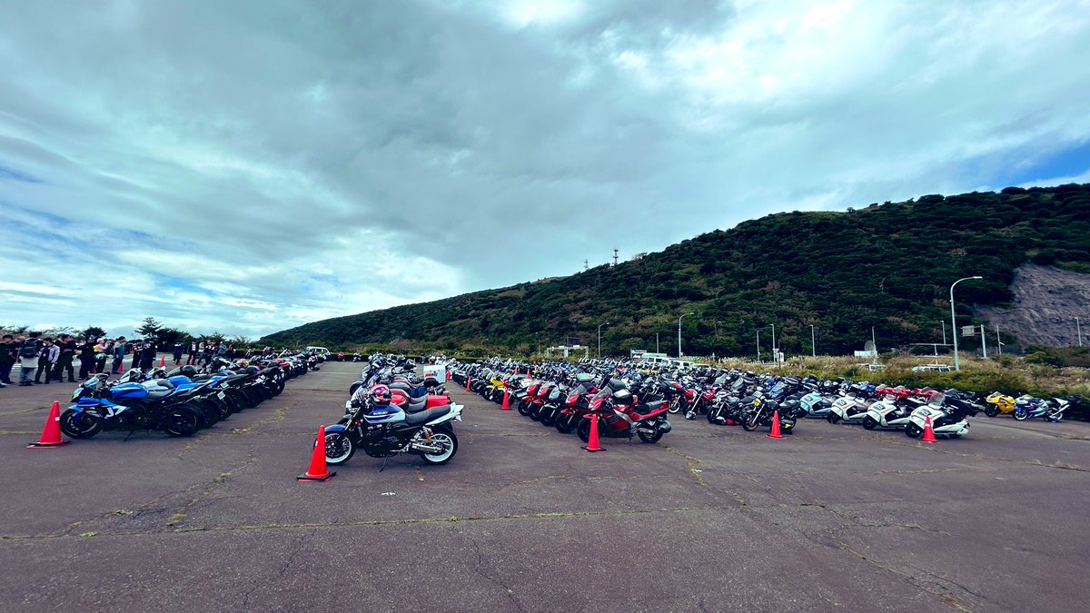 fzrfrv1989's tweet photo. SUZUKIZUKIミーティング
雨も降られず、気温は暑い💦くらいのバイバラでした
RFは5台でしたね
帰りは箱根から沼津に降りて、須走から山中湖経由の中央道で戻りました
主催の24ok様、スタッフの皆さま、ありがとうございました
#SUZUKI
#SUZUKIZUKI
#rf400
#bipa_jp https://t.co/RCrT0Azm1X