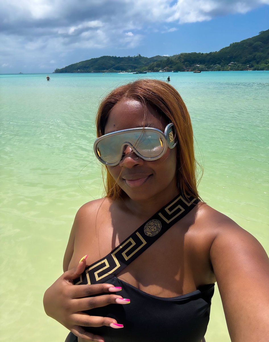 zubaidah_x's tweet photo. Woke up on a postcard island, can’t complain.
Happy birthday to me☺️🥰🙈 https://t.co/GfvY0a6Jx3