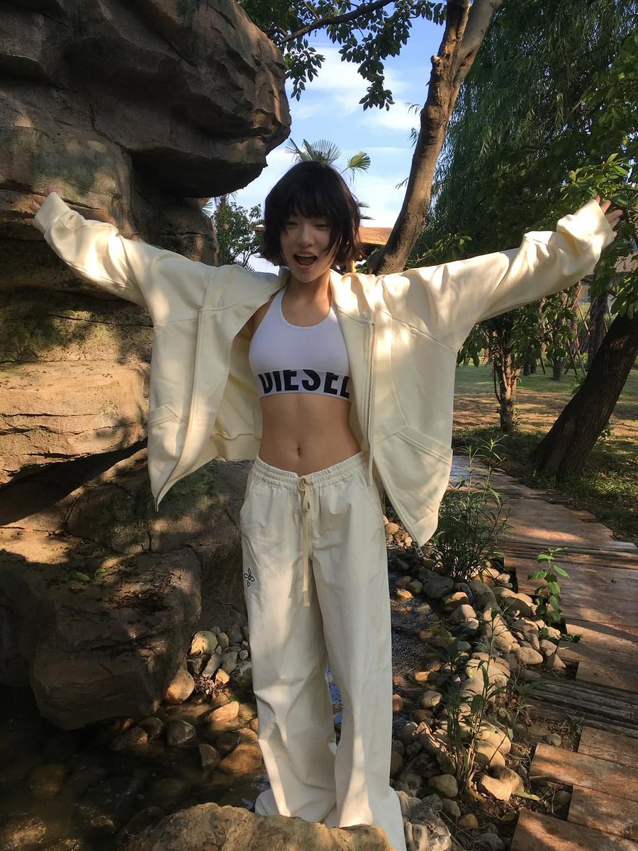 SarahMore94592's tweet image. 「夏の余韻を白で染めて。風を感じるこの瞬間、永遠に。」
#OOTD #Diesel #SummerVibes
