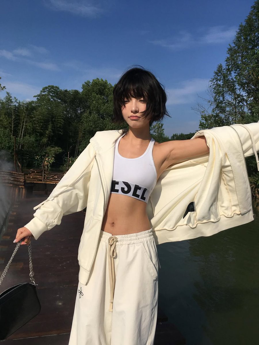 SarahMore94592's tweet image. 「夏の余韻を白で染めて。風を感じるこの瞬間、永遠に。」
#OOTD #Diesel #SummerVibes