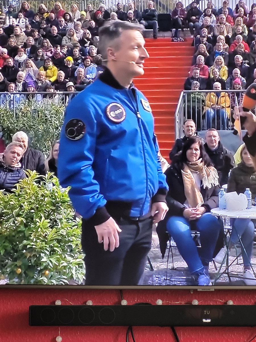 MarkWatneyAres3's tweet photo. That's an unexpected surprise on German TV show #Fernsehgarten. Hello, Matthias from @esa. https://t.co/GeSQhcKXKI