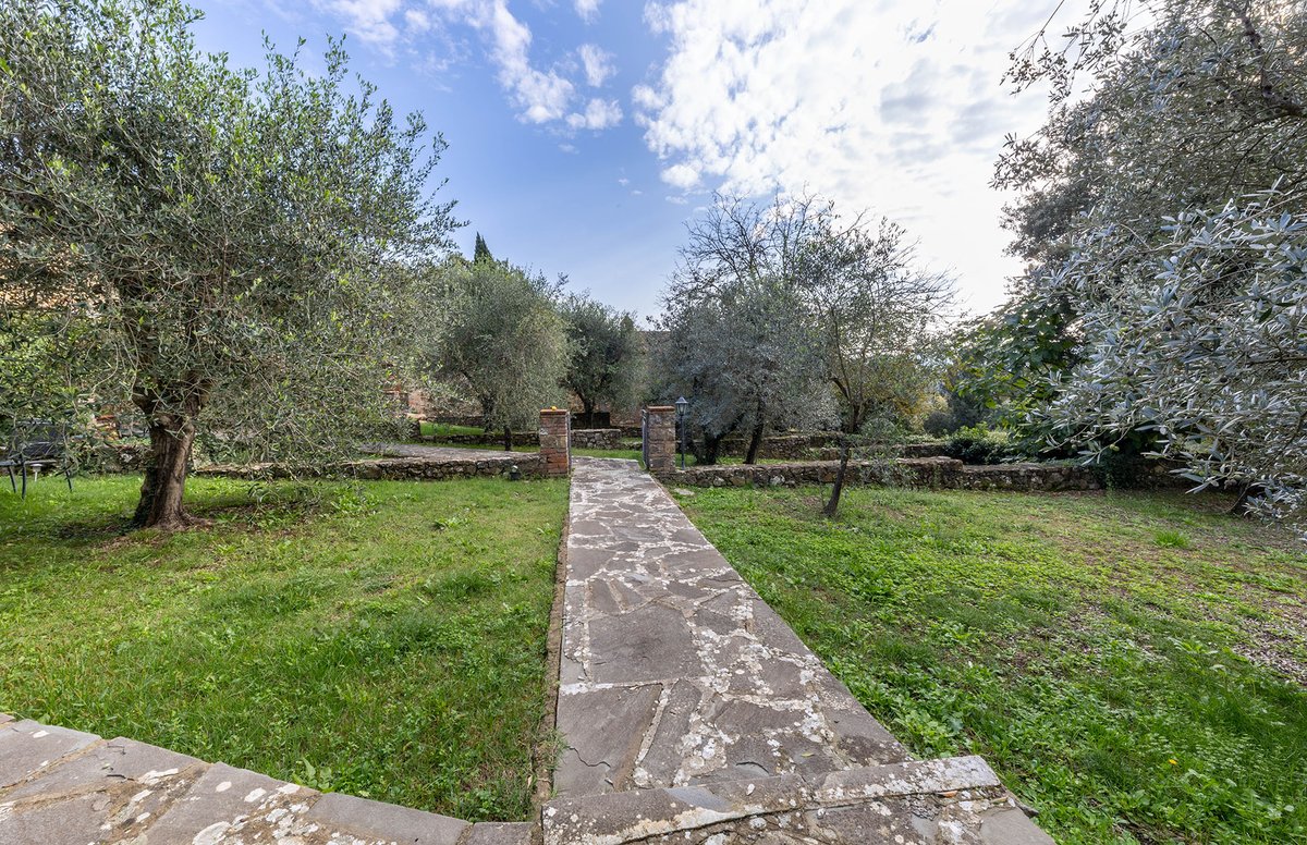 italianhouses's tweet photo. 🇮🇹🌿Independent first-floor #Tuscan apartment with private garden, set within a 17th-century hamlet nestled in the tranquil #Valdambra hills
🍇Surrounded by vineyards and olive groves, it’s the perfect retreat. €135,000
https://t.co/TVxkP0DfBw
#Toscana #Tuscany #Arezzo #Bucine https://t.co/vfgk9Vka9G