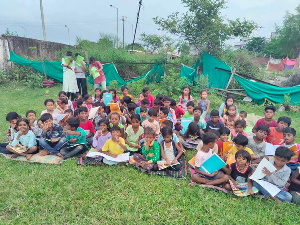Humanityorg1's tweet photo. Surbhi Jain जी ने हर वर्ष की भांति #सार्थकजन्मदिवसउत्सव पहल के माध्यम से भोला नगर बस्ती के सभी होनहार बच्चों बालिकाओं के साथ भोला नगर पार्क में मनाया 👏
जिस उपलक्ष्य में आपके माध्यम से सभी बच्चों की शिक्षा हेतु नोट कॉपी, स्टेशनरी की उपलब्धता की गई ✅🙏

बहुत बहुत आभार आपका🎉 https://t.co/IhlwbMMgn7