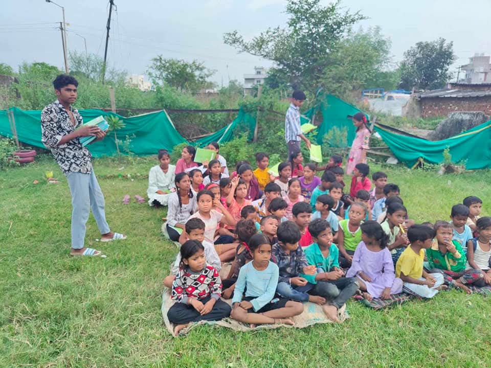 Humanityorg1's tweet photo. Surbhi Jain जी ने हर वर्ष की भांति #सार्थकजन्मदिवसउत्सव पहल के माध्यम से भोला नगर बस्ती के सभी होनहार बच्चों बालिकाओं के साथ भोला नगर पार्क में मनाया 👏
जिस उपलक्ष्य में आपके माध्यम से सभी बच्चों की शिक्षा हेतु नोट कॉपी, स्टेशनरी की उपलब्धता की गई ✅🙏

बहुत बहुत आभार आपका🎉 https://t.co/IhlwbMMgn7