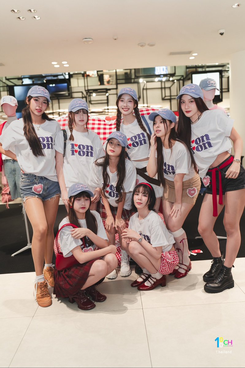 The100ChannelT1's tweet photo. ✨ แบรนด์แฟชั่นเกาหลี RONRON เปิดป๊อปอัพครั้งแรกในไทยที่ Siam Discovery! 🎊

#RonRonSiamDiscovery #RonRonSiamDiscoveryxINCMTW #RonRon #RonRonTH #DiscoverySelection #SiamDiscovery

พบกับคอลเลคชั่นพิเศษ Thailand Exclusive First Release ที่วางขายครั้งแรกและเฉพาะประเทศไทย ตั้งแต่ 1 ต.ค.–30 พ.ย. 2568 💞

เสื้อผ้า RONRON ผสมความน่ารัก โรแมนติก และความสุขเล็ก ๆ ผ่านดีไซน์ใส่สบาย ขี้เล่น และเข้าถึงง่าย 🐱

📍 ชั้น G สยามดิสคัฟเวอรี่ ดิเอ็กซ์พลอราทอเรี่ยม

อ่านต่อ/ชมภาพ https://t.co/QDvRnYNSHx