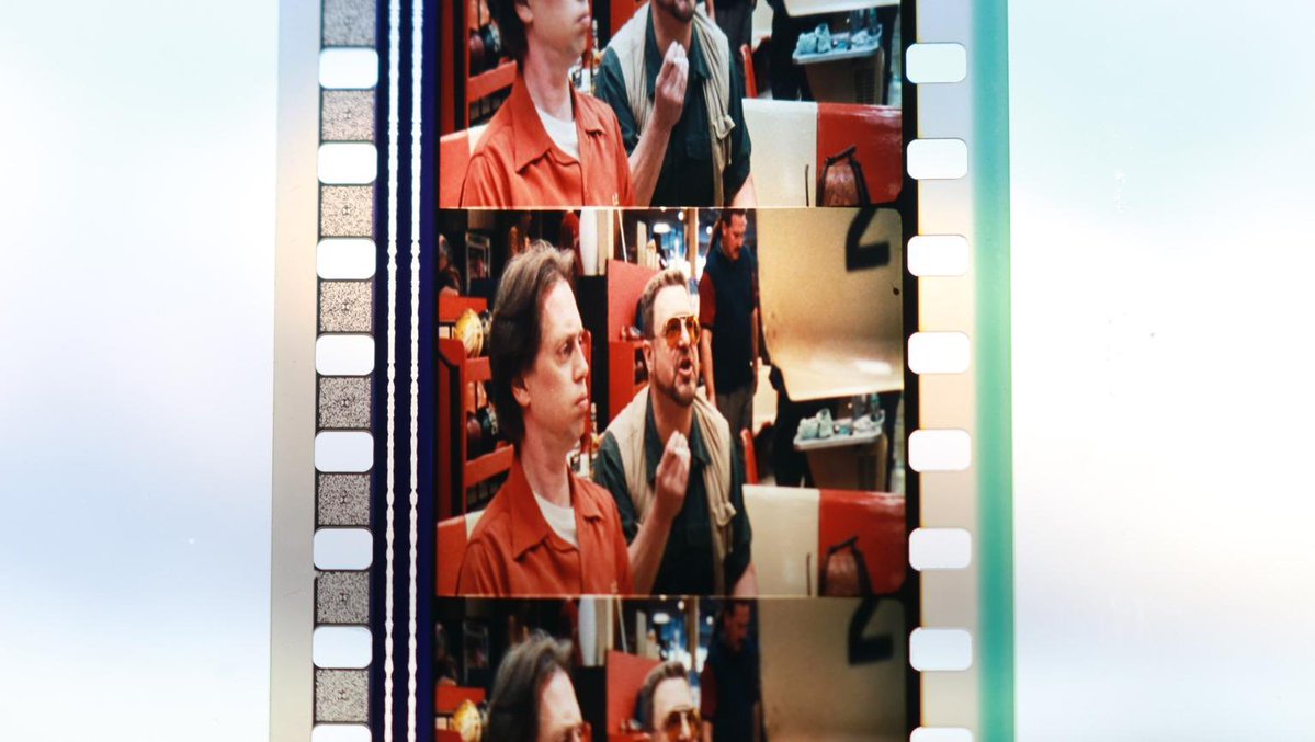 DanielMorenoBcn's tweet image. A quién le gustaría tener un frame original en 35mm de El Gran Lebowski? Estoy pensando ofrecerlo como recompensa en crowfunding para mi documental sobre cine. Like o RT si te gustaría tenerlo! Gracias por compartir. #TheBigLebowski