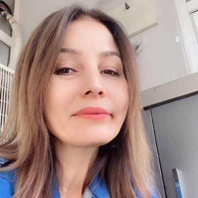 Buradan tanıdığım ve bildiğim arkadaşımız Asi Kadın ifadeye çağrıldı. Kendi ayağıyla gitmesine rağmen gözaltına alınıp “Cumhurbaşkanına hakaret” suçundan tutuklanarak cezaevine gönderildi! Bu hak mı? Bu adalet mi? Hırlı hırsızı elini kolunu sallayarak gezerken, bir kadın attığı