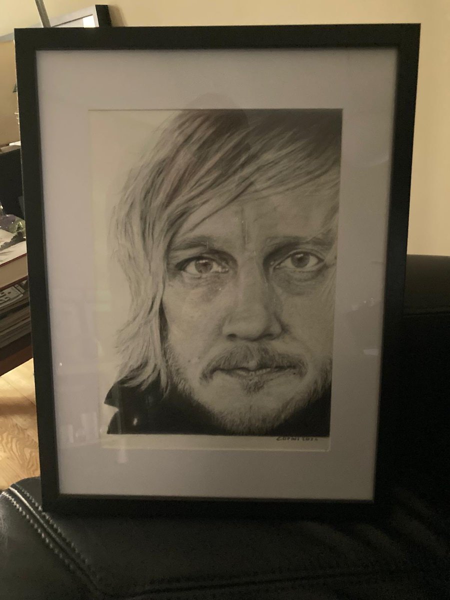 Dibujo realizado por en IG instagram.com/copini1964?igs… con un método increíble dibujando, mis palabras son que es un genio y deberíais visitar su IG, pues os vais a sorprender todo lo que hace este pedazo de artista, utiliza lápices de grafito, goma de borrar, etc.