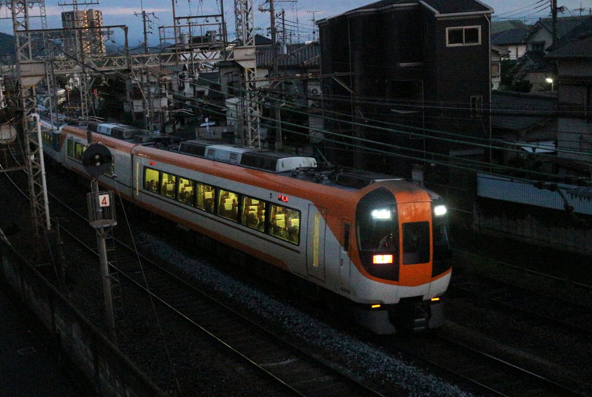 d51tom's tweet photo. AT2両(ACE)とPN2両3編成(あおぞら)の異種混合8両編成臨時の復路が五十鈴川間-東生駒間で走りました。
帰りも大阪上本町でスイッチバックの異例運行です。
5分ほど遅れたため日没となってしまいました。
#近鉄
#奈良線
#大阪線
#AT61
#PN07
#PN08
#PN09
#あおぞら https://t.co/8UwCXnXqXv