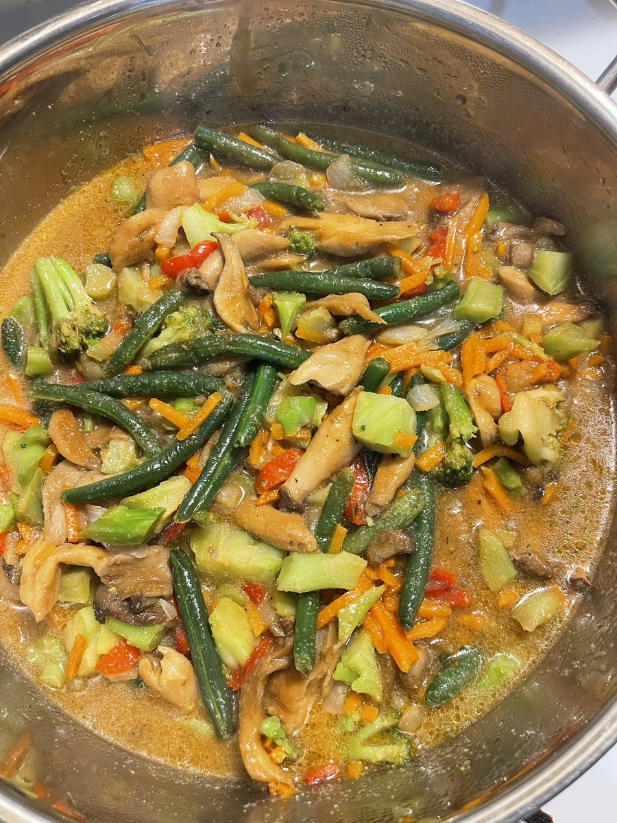 AllahMagnetic's tweet image. Short on time? No worries, you can stilleat healty! Stir Fry Veggies, with sautéed Oyster Mushrooms marinated in Stir Fry Sauce from Whole Foods. 

All #Organic! All #Vegan!! Who Said Eating Healthy Has To Be Boring?? #HowToEatToLive Because #HealthIsWealth