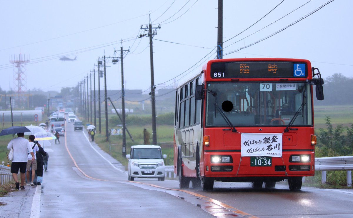 IsikawaIn's tweet photo. 今日は小松基地航空祭にバスを見��行きました。
まさかまさかの651が応援に駆けつけるとは驚きでした。白色LEDの新車も多く駆けつけてました〜 https://t.co/Dw5cLS94yb