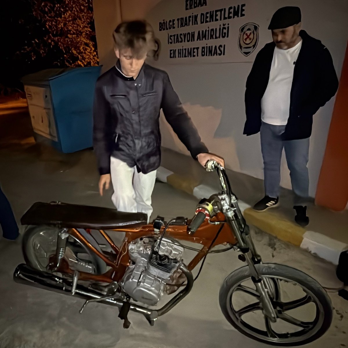 Turkculermedia's tweet photo. Tokat'ta bisikletini motosiklete dönüştüren gence 45 bin TL ceza yazıldı. https://t.co/2NlBFQzyZj