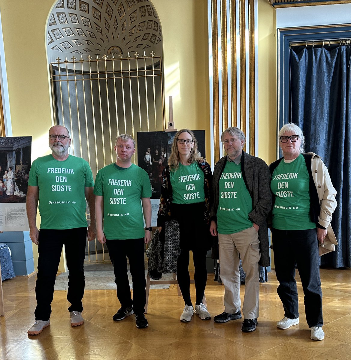 Danish republic campaign @Republiknu have protested inside the royal palace in Copenhagen. T-shirts say Frederik the Last.
#IkkeMinKonge #NotMyKing