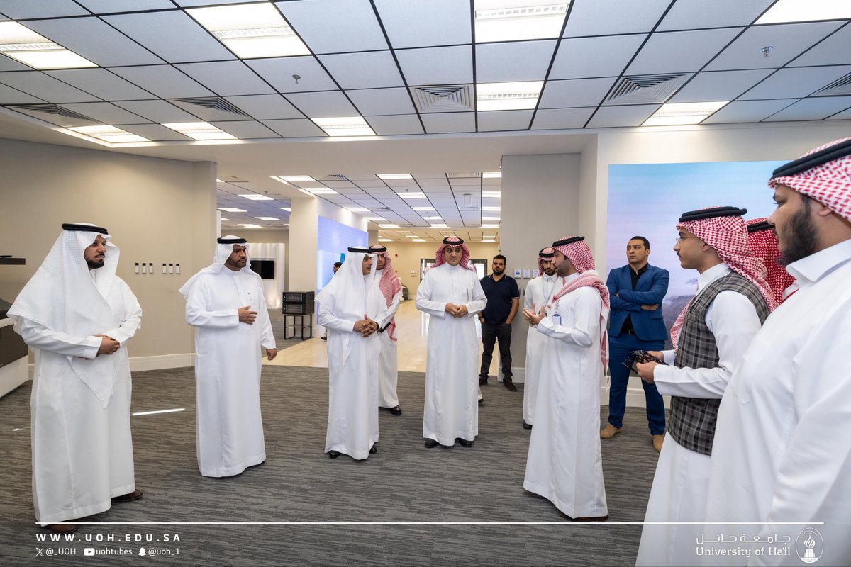 _UOH's tweet photo. باشر سعادة رئيس #جامعة_حائل الدكتور بدر بن شجاع الحربي اليوم مهامه رسميًا، بعد صدور الموافقة السامية الكريمة بتعيينه رئيساً للجامعة، حيث التقى بعددٍ من قيادات ومنسوبي الجامعة، مؤكدًا تطلعه لمواصلة مسيرة التطوير في ظل دعم القيادة الرشيدة. https://t.co/vUhJVTrMd0