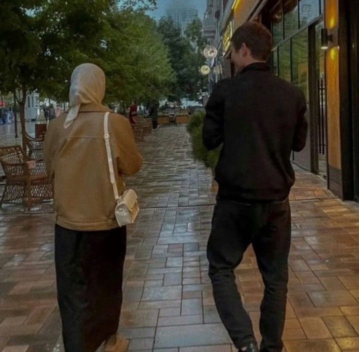 أينما حلَّ الحبيب، حلَّ الوطن،

«فكلُّ بلادٍ قرّبت منكَ منزلي
وكلُّ مكانٍ أنتَ فيهِ مكاني»..